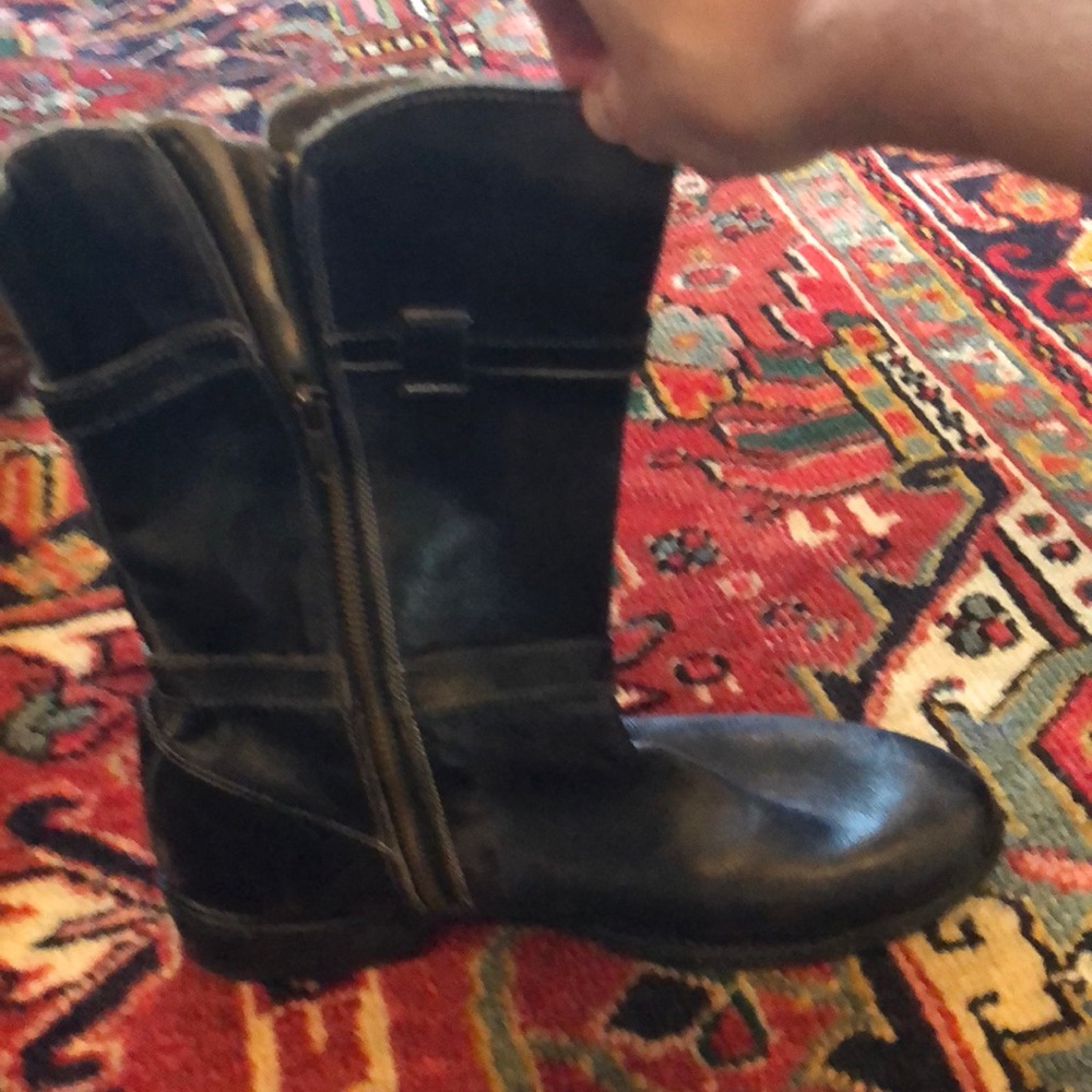 Mid Calf Boots EUC side zip, buckles on side. Sz 8